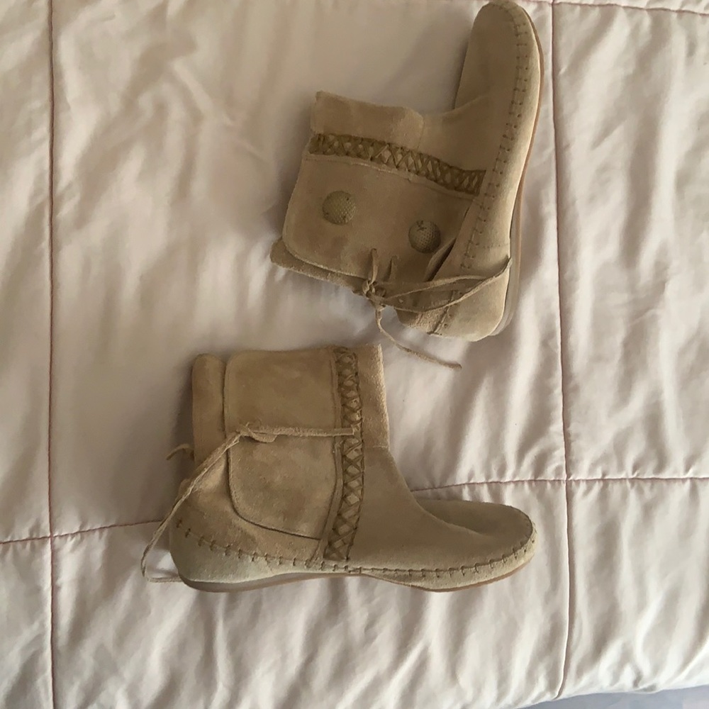 Flat boots